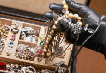 Зашел в дом — вынес ювелирку. В Борисове возбуждено уголовное дело по факту кражи