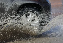 Что делать, если облила проезжавшая по луже машина?
