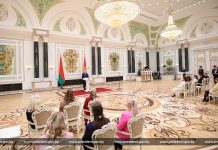Александр Лукашенко в преддверии 8 Марта вручил женщинам госнаграды
