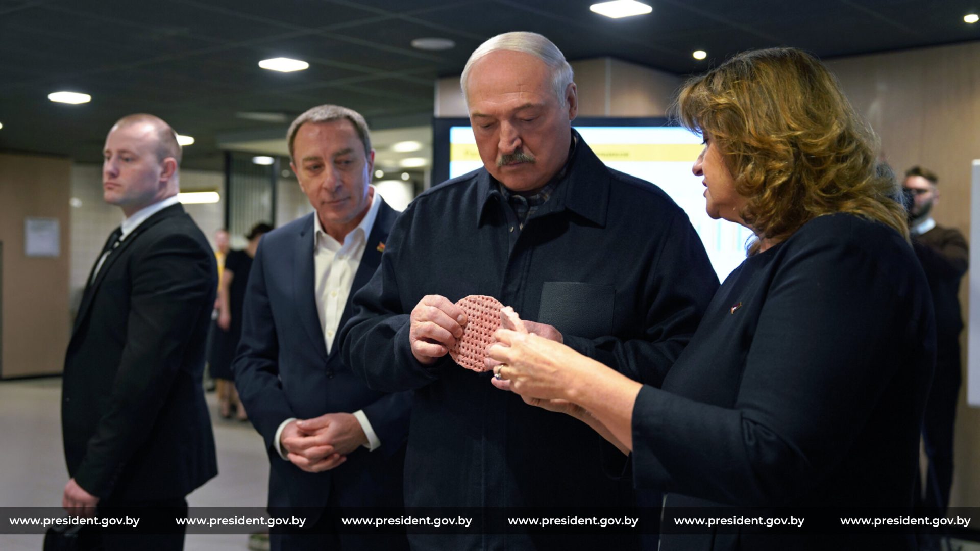 Александр Лукашенко 8 марта посетил один из ресторанов сети 