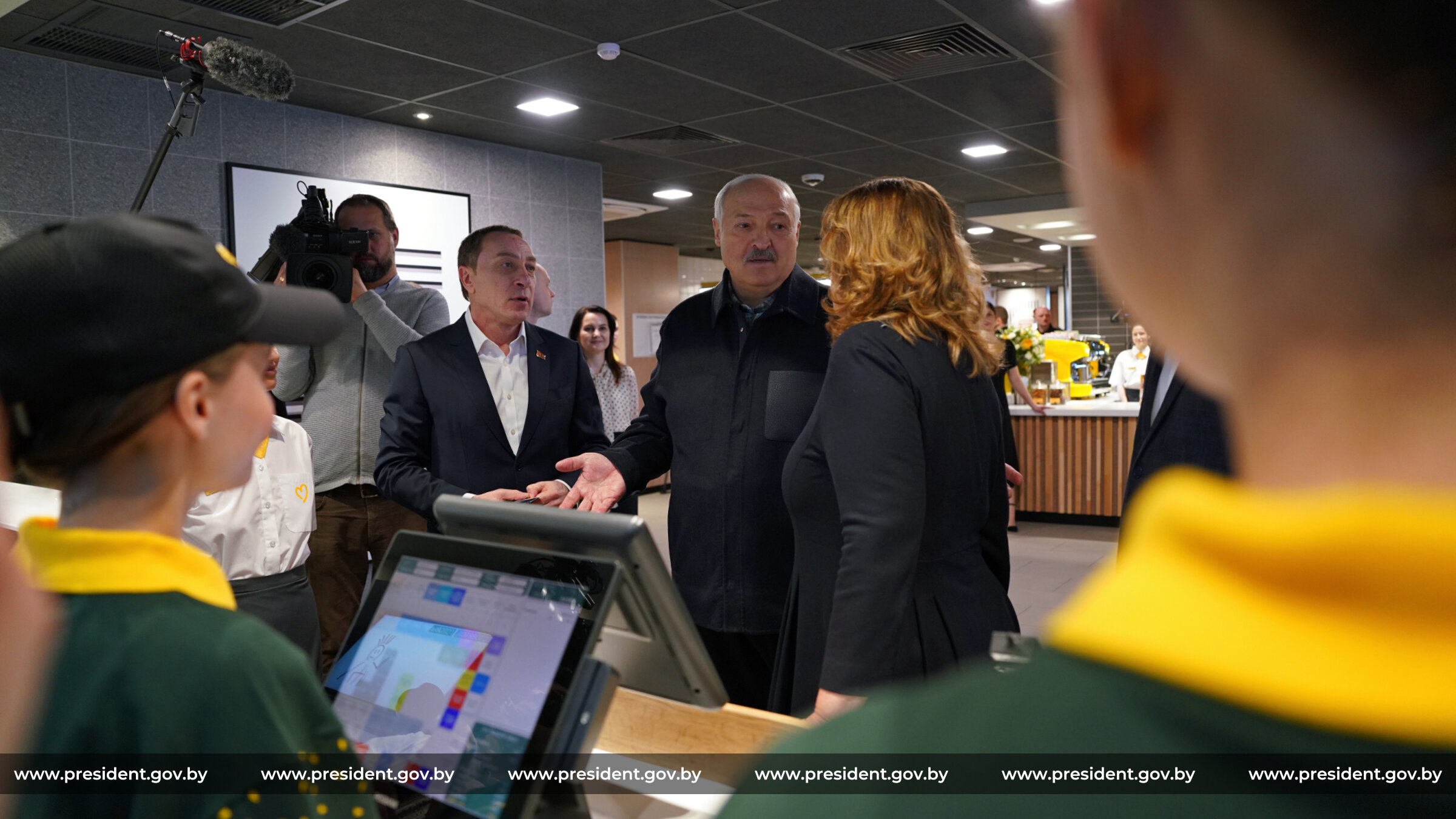 Александр Лукашенко 8 марта посетил один из ресторанов сети «Мак.бай»