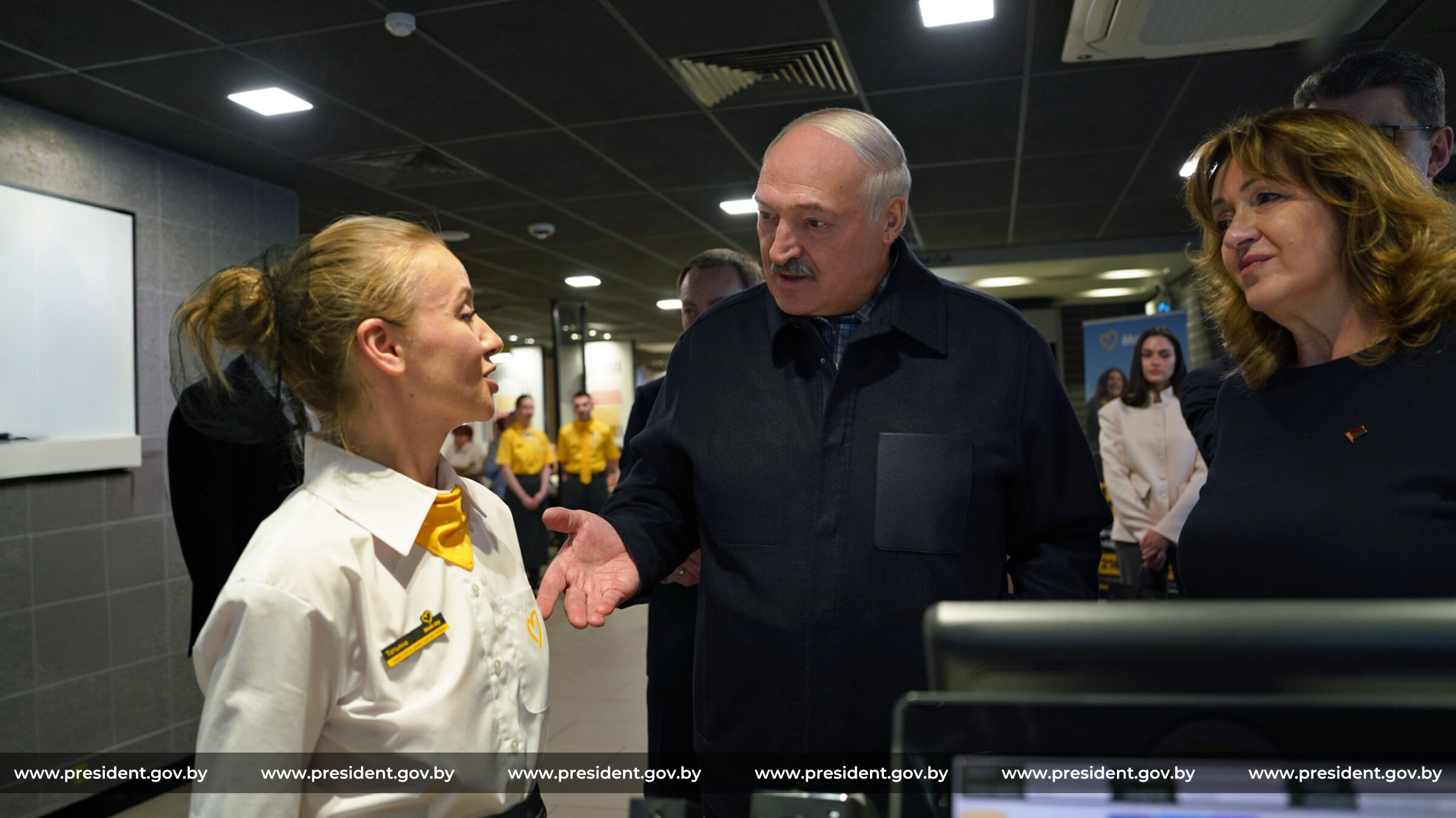 Александр Лукашенко 8 марта посетил один из ресторанов сети «Мак.бай»