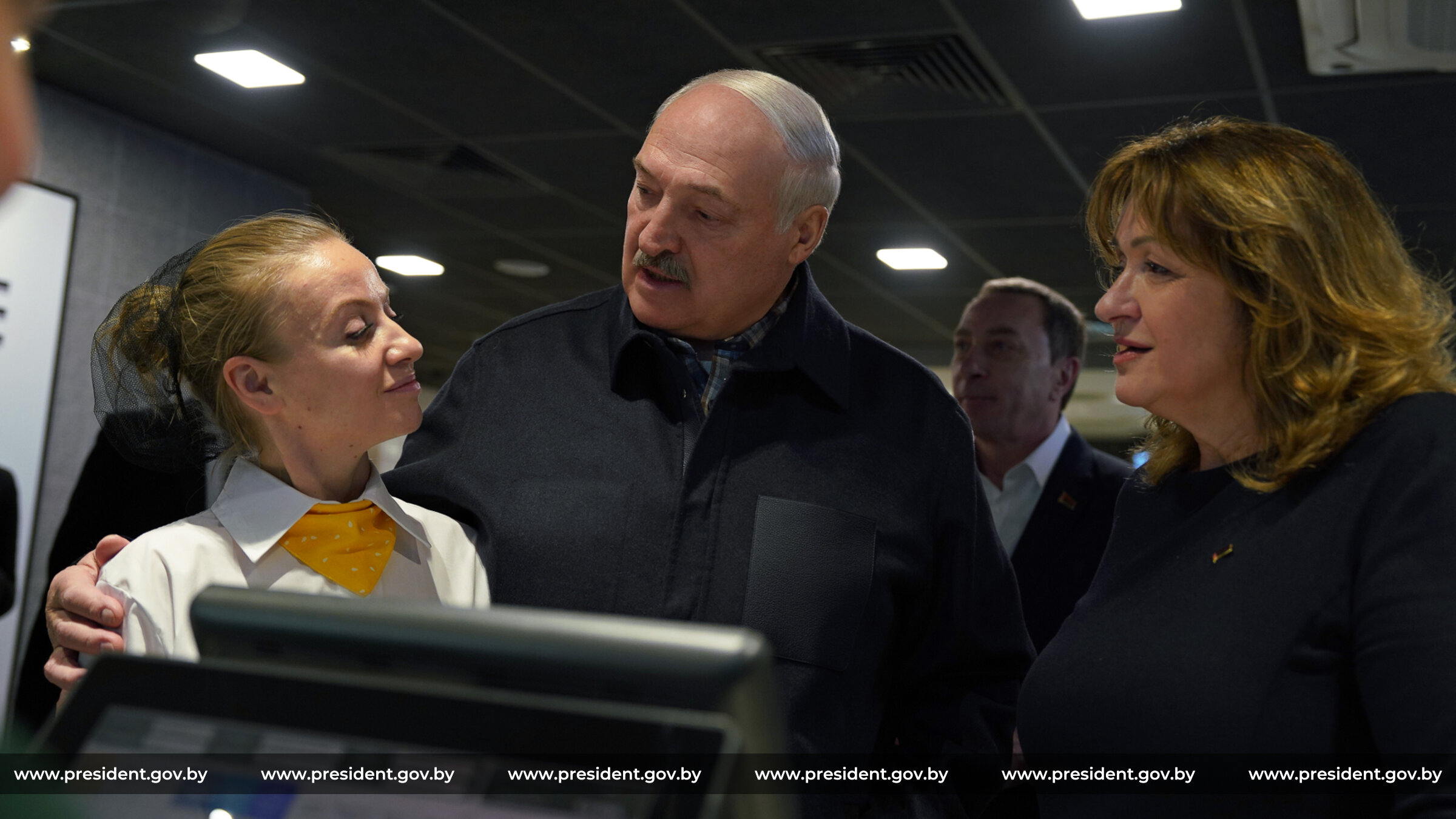 Александр Лукашенко 8 марта посетил один из ресторанов сети «Мак.бай»