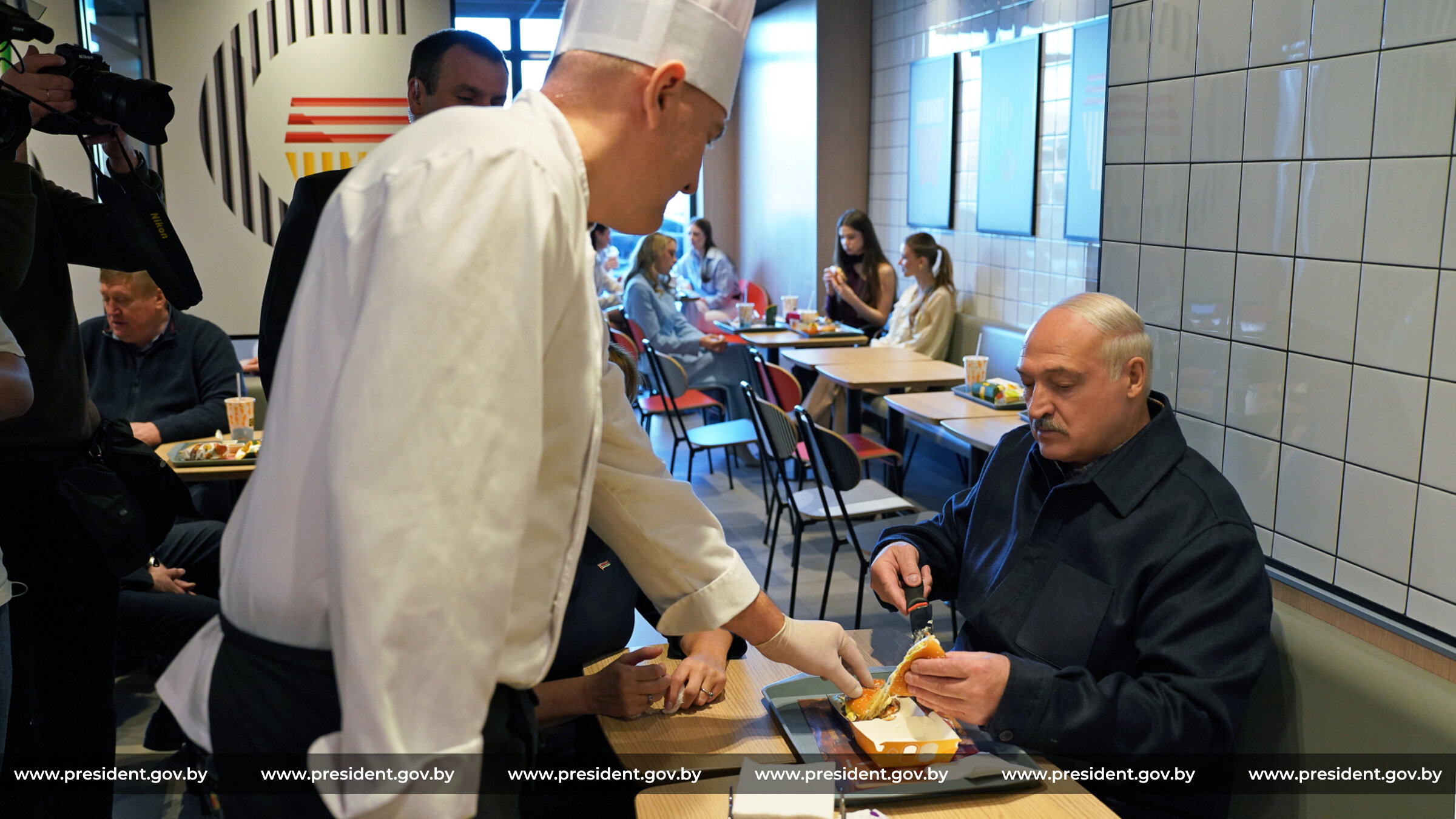 Александр Лукашенко 8 марта посетил один из ресторанов сети «Мак.бай»