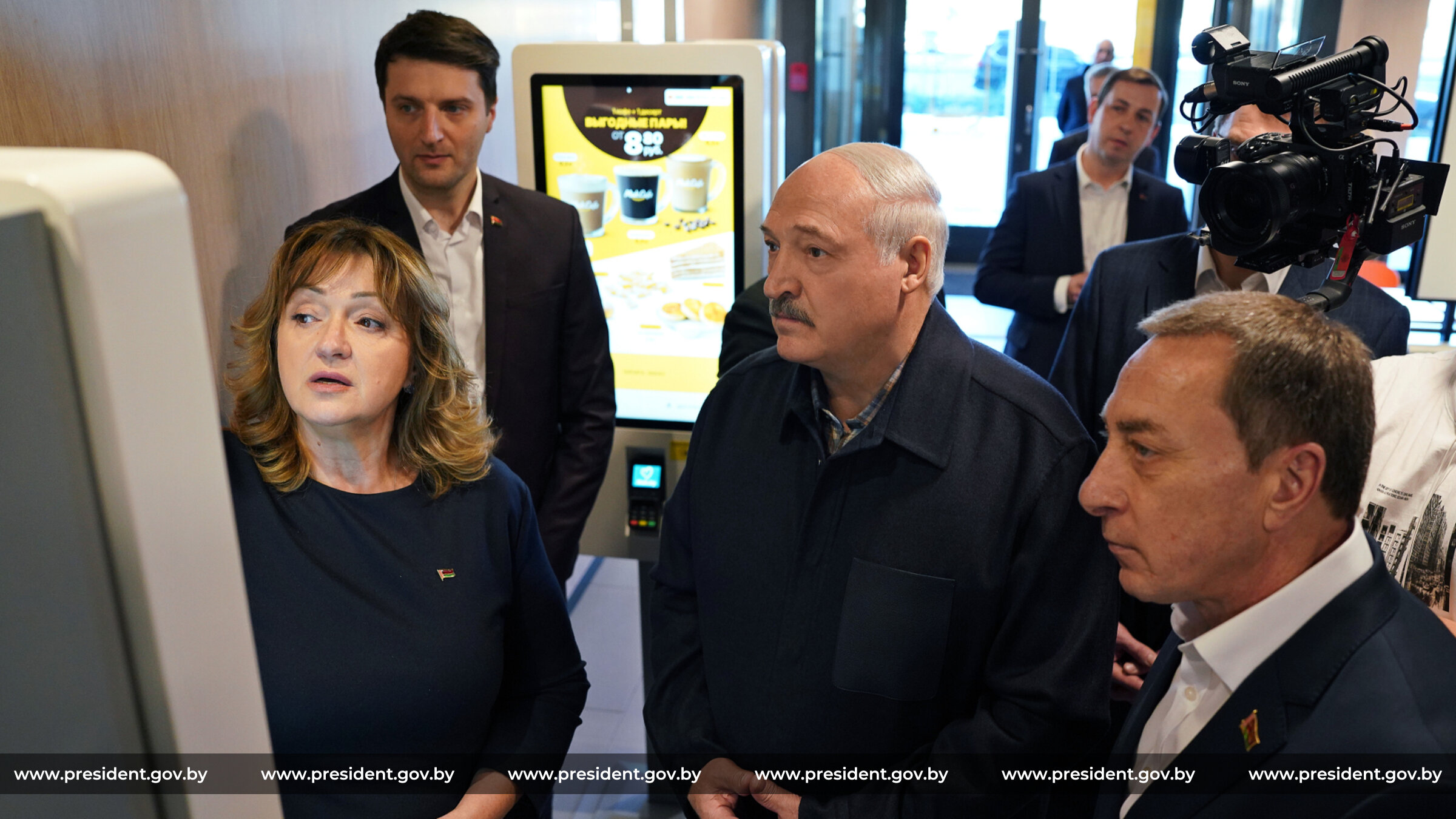 Александр Лукашенко 8 марта посетил один из ресторанов сети «Мак.бай»