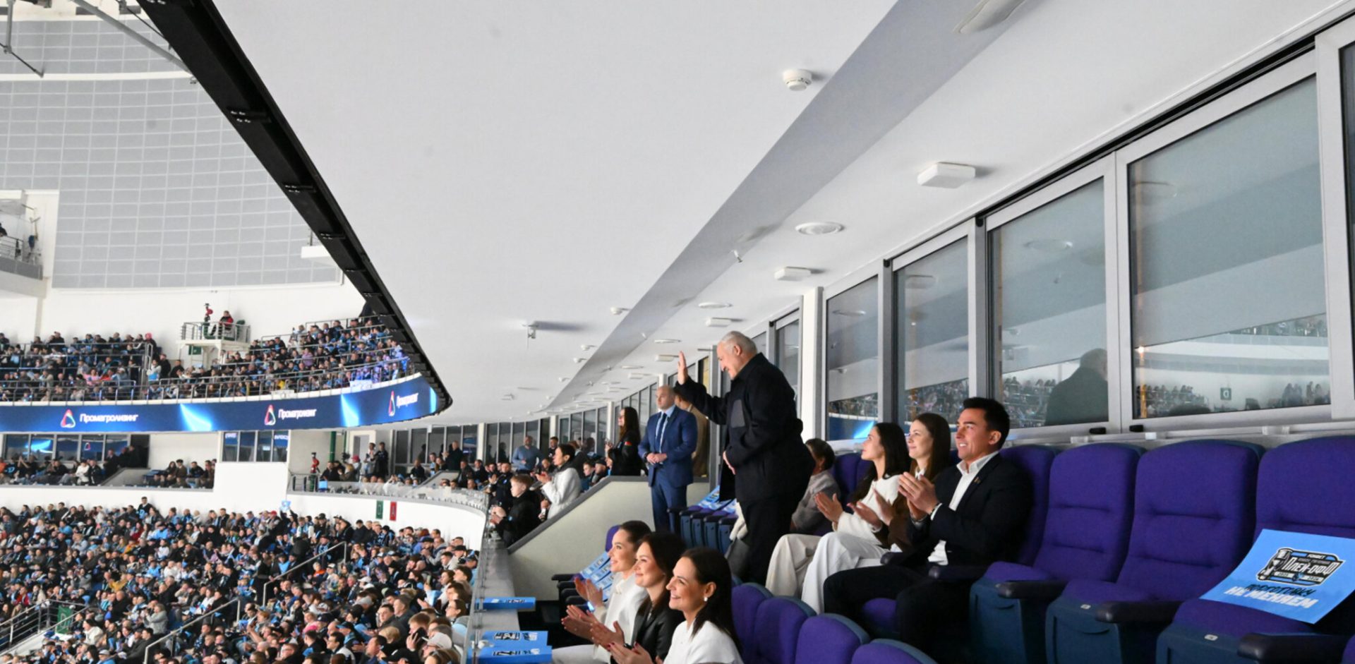 Президент посетил первый матч минского «Динамо» в плей-офф КХЛ