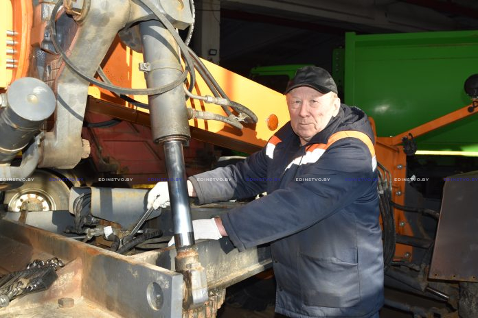 Практически 45 лет трудится на одном предприятии борисовчанин Виктор Машкович
