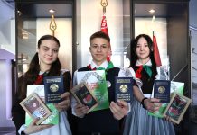Учащимся Борисовщины вручили паспорта в райисполкоме в преддверии Дня Конституции Республики Беларусь