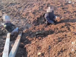 Спасатели вытащили из грязи двух мальчиков, застрявших на строительном объекте