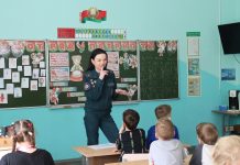 Спасатели обучают детей правилам безопасности в игровой форме