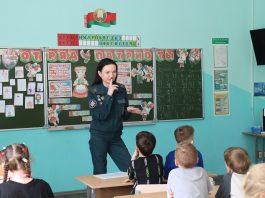 Спасатели обучают детей правилам безопасности в игровой форме Спасатели обучают детей правилам безопасности в игровой форме