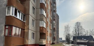 Мусор выбросили из окна многоэтажки в Борисове. Чем это чревато, рассказали в Борисовском РУВД