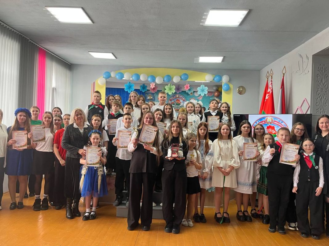 Музыка, объединяющая сердца, или Как прошел первый гимназический конкурс патриотической песни в Лошницкой гимназии