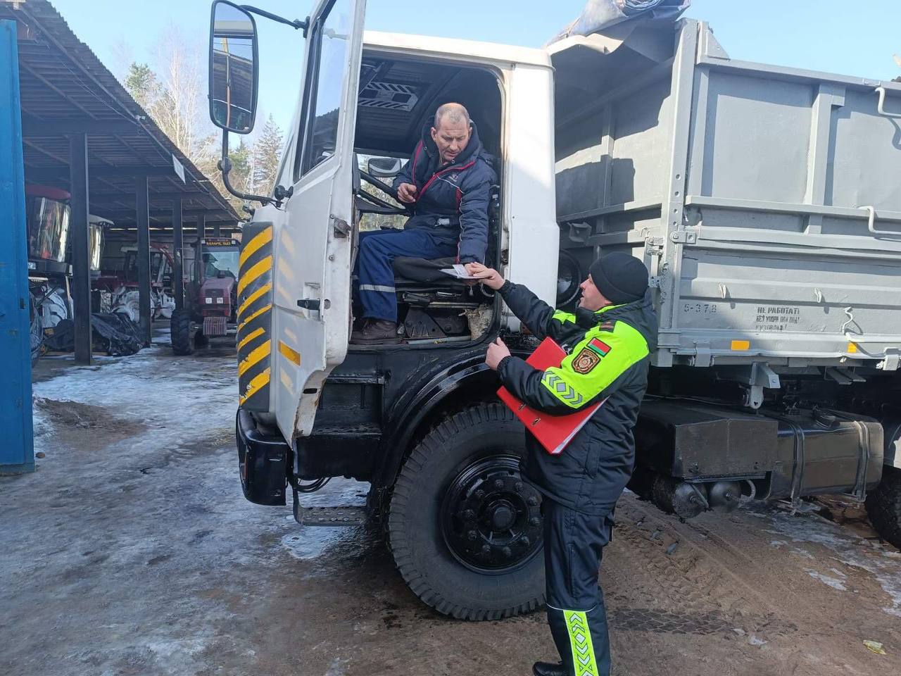В период посевной кампании сотрудники Борисовского РУВД контролируют готовность и состояние сельхозтехники к посевной
