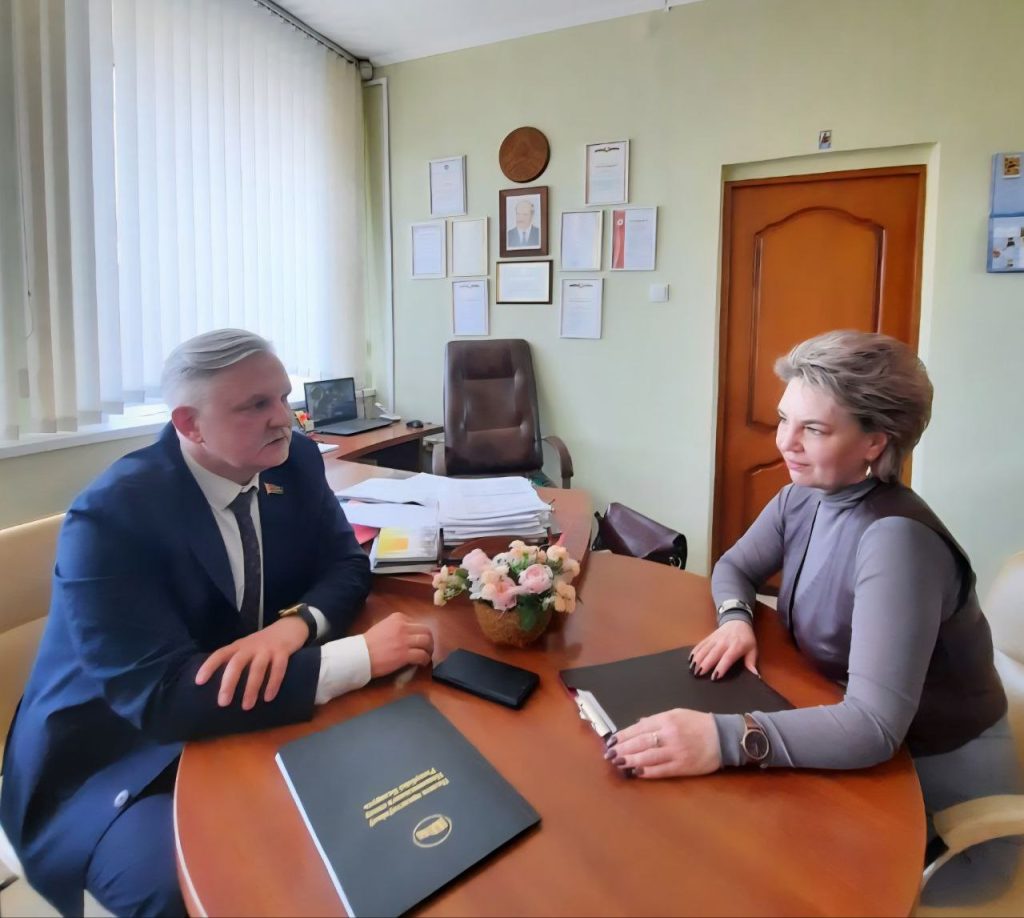 Депутат Палаты представителей Александр Шипуло в рамках работы в округе посетил ГУ «Территориальный центр социального обслуживания населения Борисовского района»