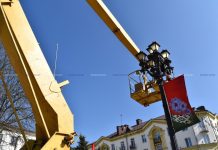 Фотофакт: на центральной площади Борисова меняют светильники в фонарях