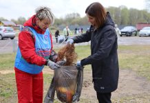 «Чистый четверг» объединил борисовчан на уборке центрального городского пляжа