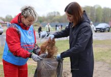 «Чистый четверг» объединил борисовчан на уборке центрального городского пляжа