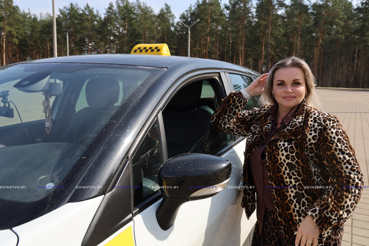 «За рулем – свобода»: история женщины-таксиста из Борисова, которая ломает стереотипы