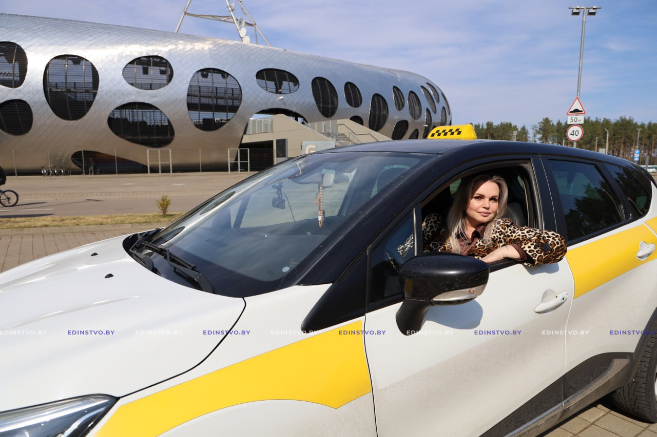 «За рулем – свобода»: история женщины-таксиста из Борисова, которая ломает стереотипы