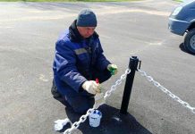 «Тепло и свет нашим ветеранам»: борисовские коммунальщики привели в порядок братскую могилу в Черневичах