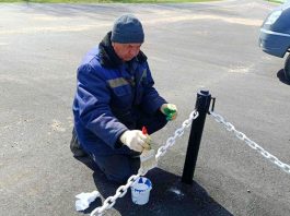 «Тепло и свет нашим ветеранам»: борисовские коммунальщики привели в порядок братскую могилу в Черневичах