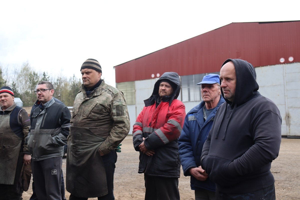 О безопасности без громких фраз: спасатели встретились с коллективом Борисовского завода грунторезной техники