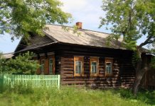 От забора до тротуара: кто и как должен убирать прилегающую территорию у частного дома
