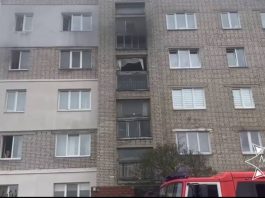 Работники МЧС спасли мужчину на пожаре в Борисове. Есть видео