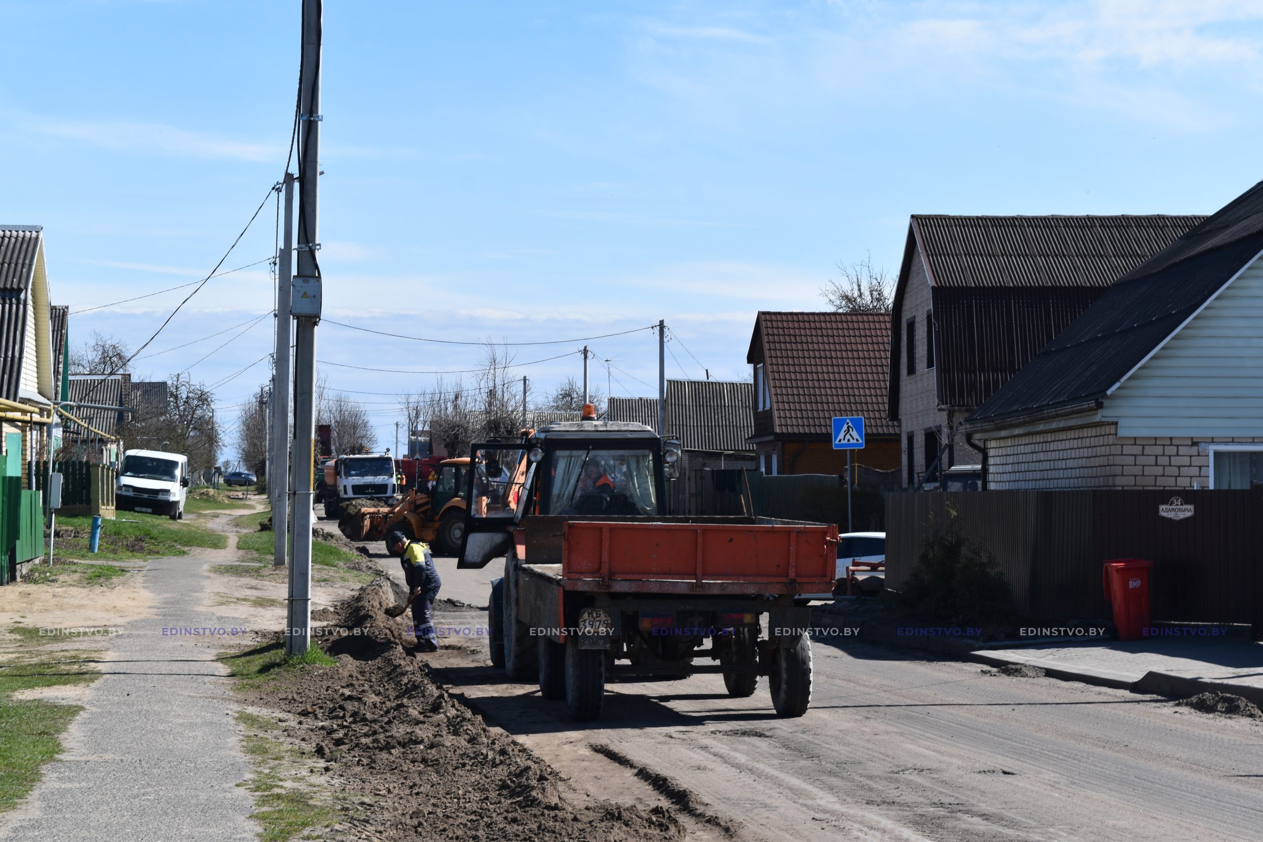 Фоторепортаж: укладка выравнивающего слоя асфальта на ул. Адамовича в Борисове