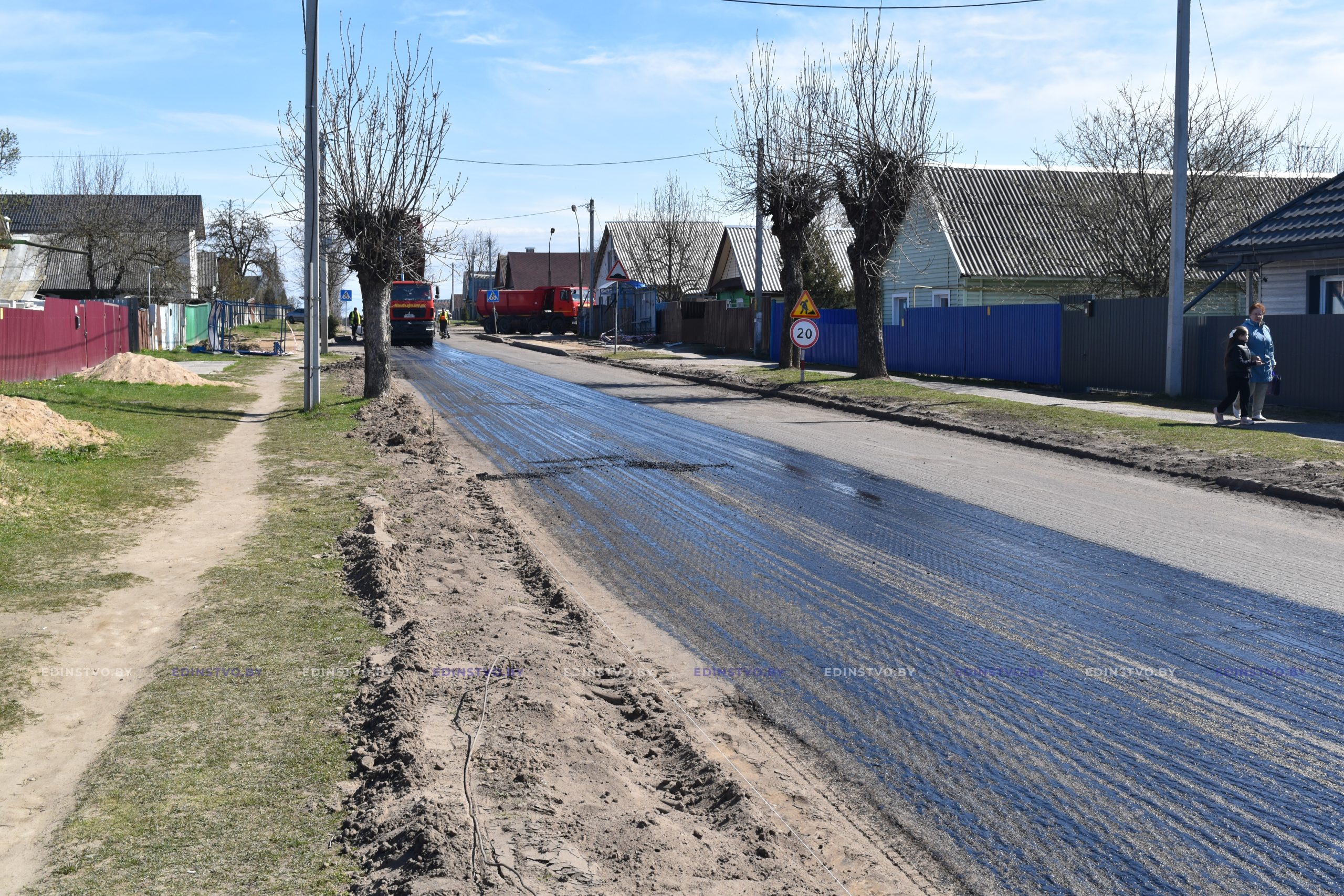 Фоторепортаж: укладка выравнивающего слоя асфальта на ул. Адамовича в Борисове