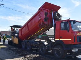 Фоторепортаж: укладка выравнивающего слоя асфальта на ул. Адамовича в Борисове