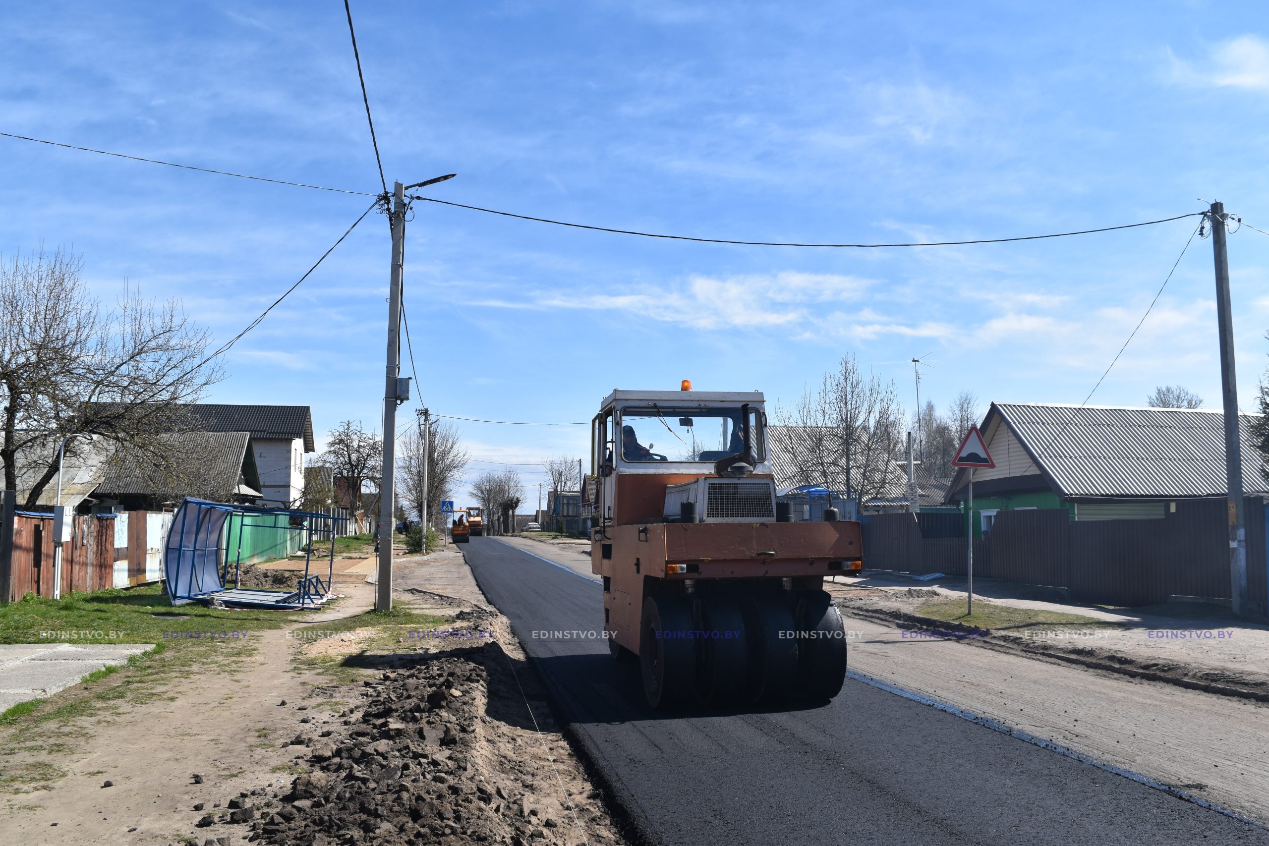 Фоторепортаж: укладка выравнивающего слоя асфальта на ул. Адамовича в Борисове