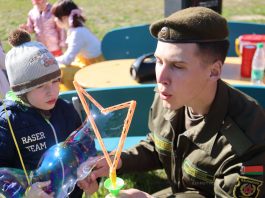 Военнослужащие полка связи устроили праздник для воспитанников Борисовского специализированного дома ребенка