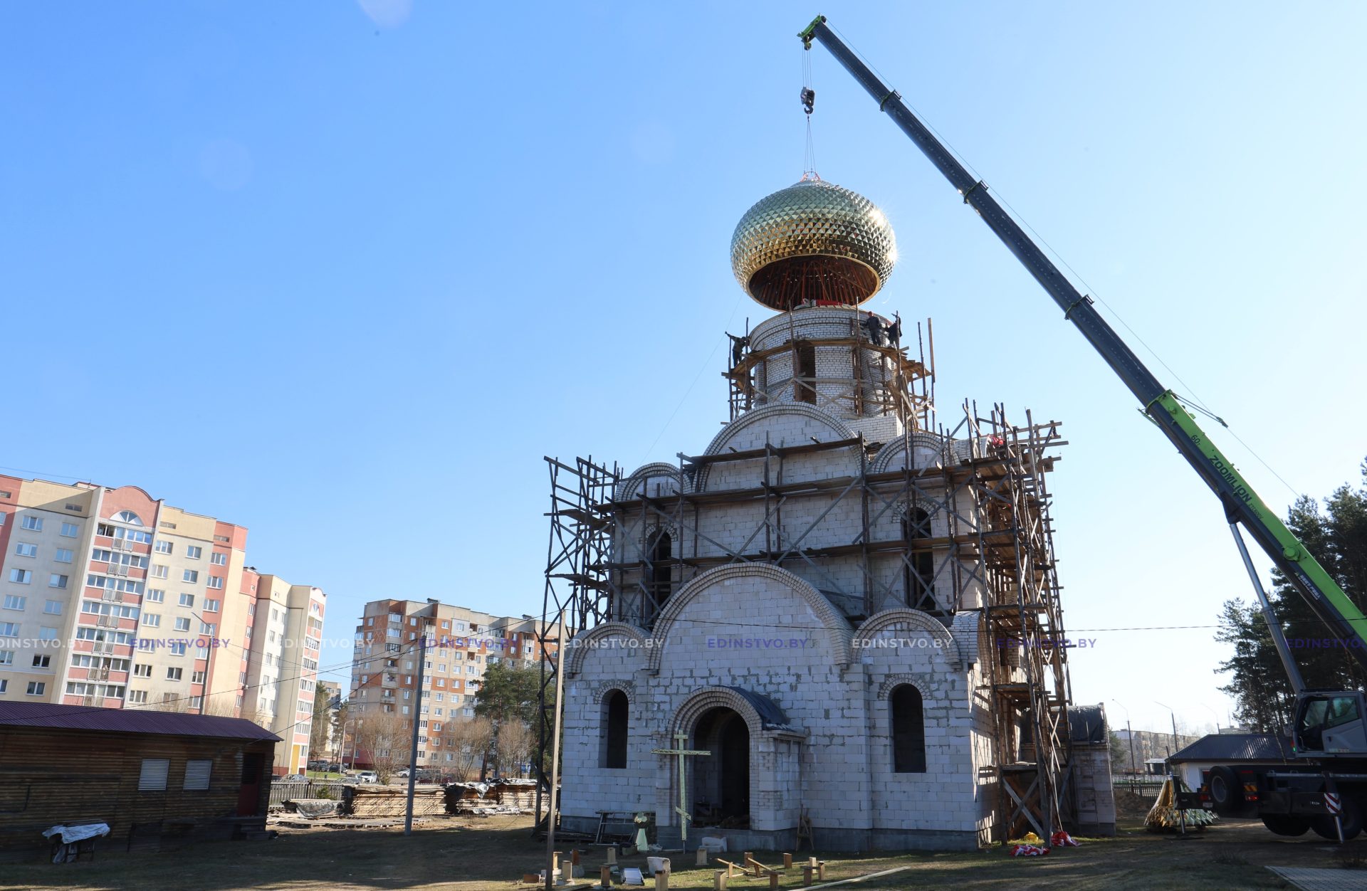 Храм святых благоверных князей Бориса и Глеба в Борисове увенчал купол с крестом