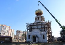 Храм святых благоверных князей Бориса и Глеба в Борисове увенчал купол с крестом