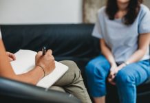 Психолог рассказал, как распознать кризисное состояние и не пропустить крик о помощи