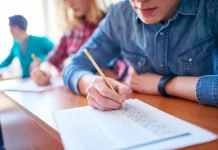 Кого в этом году примут в вуз без экзаменов, рассказали в Минобразования 