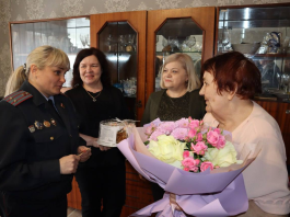 Сотрудники отдела по гражданству и миграции Борисовского РУВД поздравили ветерана службы с юбилеем