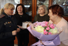 Сотрудники отдела по гражданству и миграции Борисовского РУВД поздравили ветерана службы с юбилеем