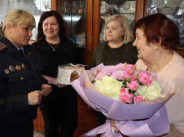 Сотрудники отдела по гражданству и миграции Борисовского РУВД поздравили ветерана службы с юбилеем Сотрудники отдела по гражданству и миграции Борисовского РУВД поздравили ветерана службы с юбилеем