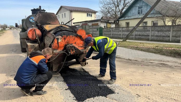 ФОТОФАКТ: ямочный ремонт с помощью рециклера сегодня производится на ул. 1 Мая в Борисове