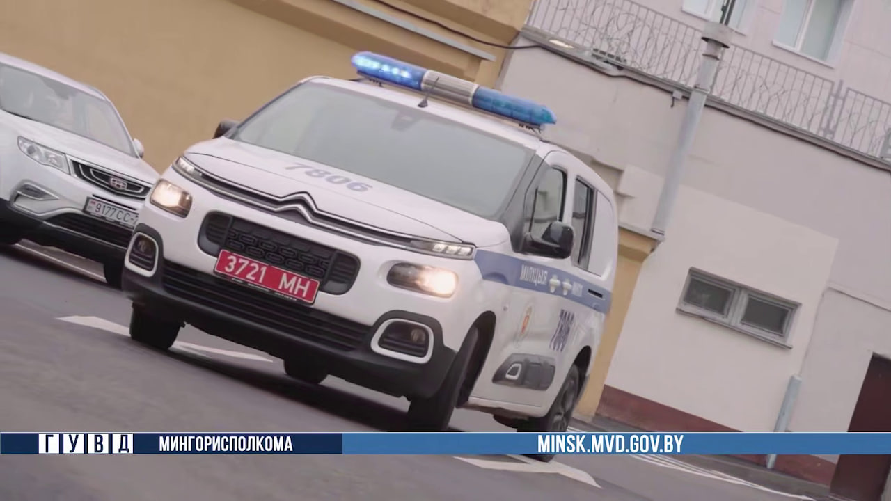 Таксист услышал, что пенсионерка едет на встречу с мошенниками, и позвонил в милицию. Деньги спасли