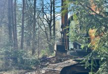 Службы устраняют повреждение водопроводной трубы в Борисове