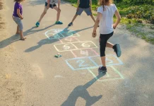 Жмурки, резиночка и фанты: вспоминаем дворовые игры нашего детства