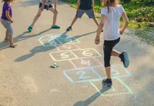 Жмурки, резиночка и фанты: вспоминаем дворовые игры нашего детства Жмурки, резиночка и фанты: вспоминаем дворовые игры нашего детства