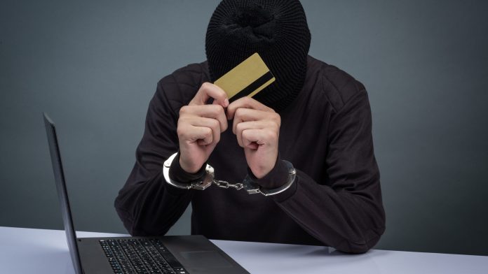 Борисовчанка попыталась продать в интернете детские вещи и лишилась крупной суммы денег