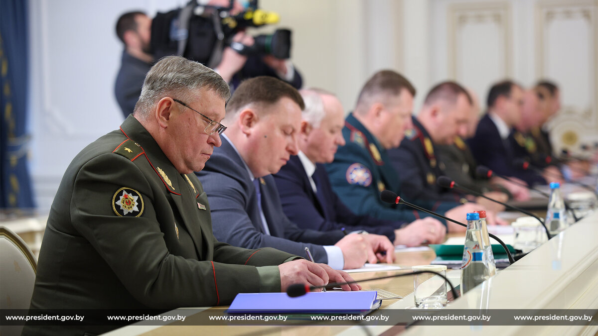 Президент Беларуси Александр Лукашенко собрал совещание по вопросам государственных программ вооружения и государственного оборонного заказа