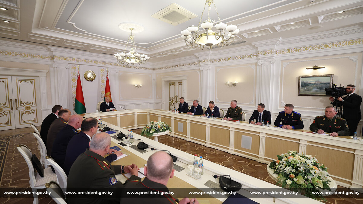 Президент Беларуси Александр Лукашенко собрал совещание по вопросам государственных программ вооружения и государственного оборонного заказа