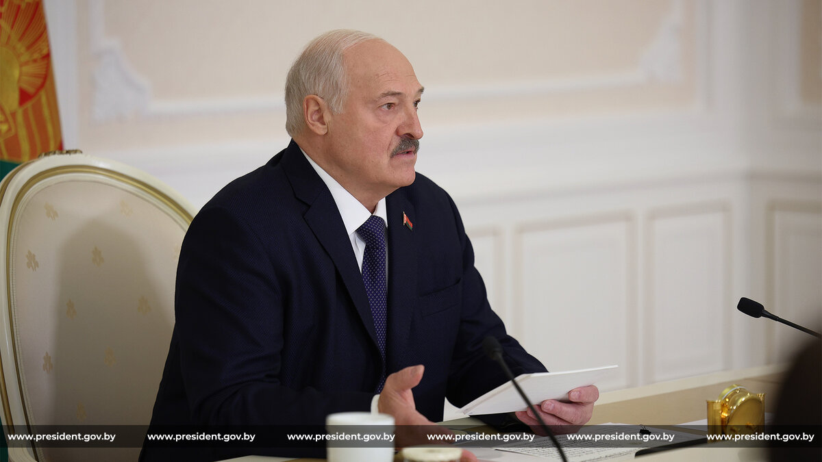 Президент Беларуси Александр Лукашенко собрал совещание по вопросам государственных программ вооружения и государственного оборонного заказа